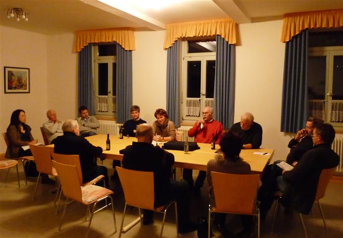 Ortsvorsteherin Sabin Lerch informiert die Teilnehmer des CDU Stammtisches &uuml;ber die Besonderheiten Elbenrods