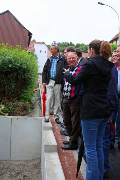 Am Zugang zum Altenburger Dorfbrunnen Eselsborn, der im Rahmen der Sanierung der Kreisstraße am Schloßberg neu gestaltet wird.