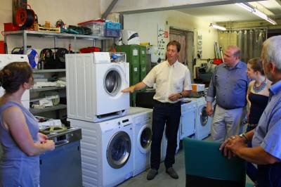 Das Recycling von Elektrogeräten am Beispiel von Waschmaschinen erläutert Karina Lindner (links) dem CDU-Stadtverbandsvorsitzendem Alexander Heinz, Bürgermeister Stephan Paule, Laura Refflinghaus und Klaus-Dieter Behlen (von links nach rechts).