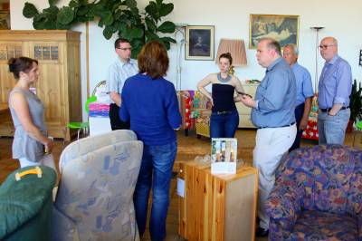 Im Kaufhaus Alte Molkerei erläutern Geschäftsführerin Karina Lindner (1. v.l.) und Angelika Dick (3. v.l.) der Alsfelder CDU-Delegation die Abläufe im Gebrauchtwarenkaufhaus. 