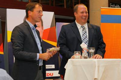 CDU-Vorsitzender Alexander Heinz (links) wünscht dem Direktkandidaten für Gießen und Alsfeld, Helge Braun viel Erfolg für die Bundestagswahl und überreicht Alsfelder Pralinenspezialitäten als Nervennahrung für den Wahlkampfendspurt.