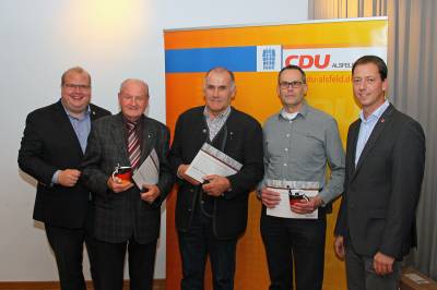 orsitzender Alexander Heinz (rechts) und B&uuml;rgermeister Stephan Paule (links) mit den Geehrten Horst Simon, Hans Frank (beide 40 Jahre) und Uwe Stein (25 Jahre) (von links). Anita Hesse fehlte entschuldigt.