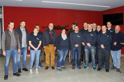 Im Foyer der neuen Feuerwache: CDU-Vorsitzender Alexander Heinz (links), CDU-Schatzmeister Achim Merle (2.v.l.) und Stadtverordnetenvorsteher Michael Refflinghaus (5.v.l.) überbringen den Dank des Stadtverbandes an die Feuerwehrfrauen und -männer um Stadtbrandinspektor Daniel Schäfer (6.v.r.) und Wehrführer Carsten Schmidt (verdeckt 4.v.l)