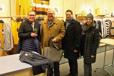 Glücksklee für Georg Eisenach, Inhaber von Eisenach  Haus der Moden, mit dem von Bürgermeister Stephan Paule, Frank Jungk und Anja Kierblewski überreichten Glücksklee (von links)