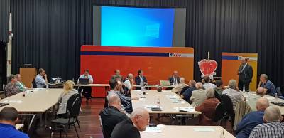 Blick auf das Podium der Mitgliederversammlung der Alsfelder Christdemokraten während der Rede von  Kanzleramtsminister Prof. Dr. Helge Braun MdB (stehend rechts).