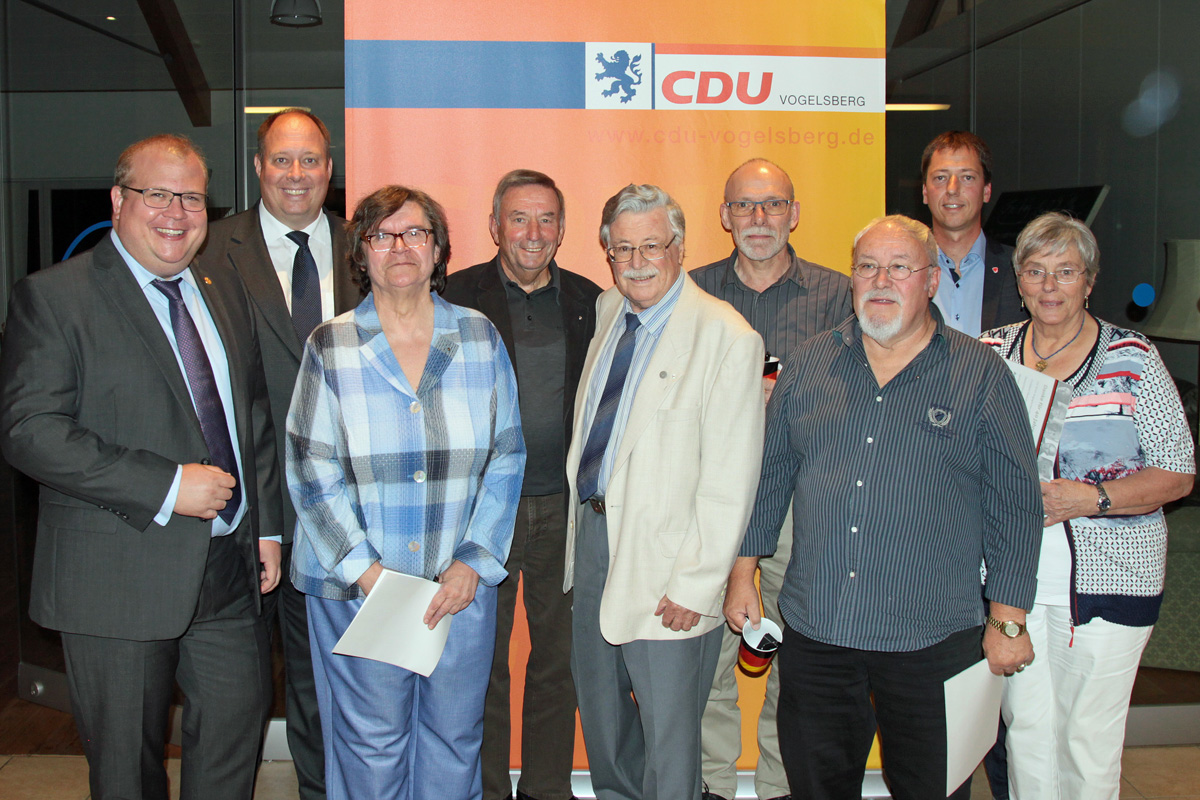 Die cdu alsfeld ehrte langjährige und verdiente mitglieder. von links: bürgermeister stephan paule, staatsminister prof. dr. helge braun, mathilde hergert (25 jahre), horst helm (40 walter janitz gerd hebel rudi heß stadtverbandsvorsitzender alexander heinz angelika ziegler jahre).