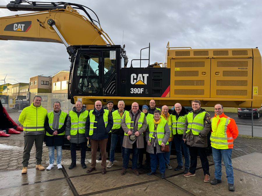 Beeindruckende Technik: Die Besucher vor einem frisch aufgearbeiteten 90-Tonnen Bagger