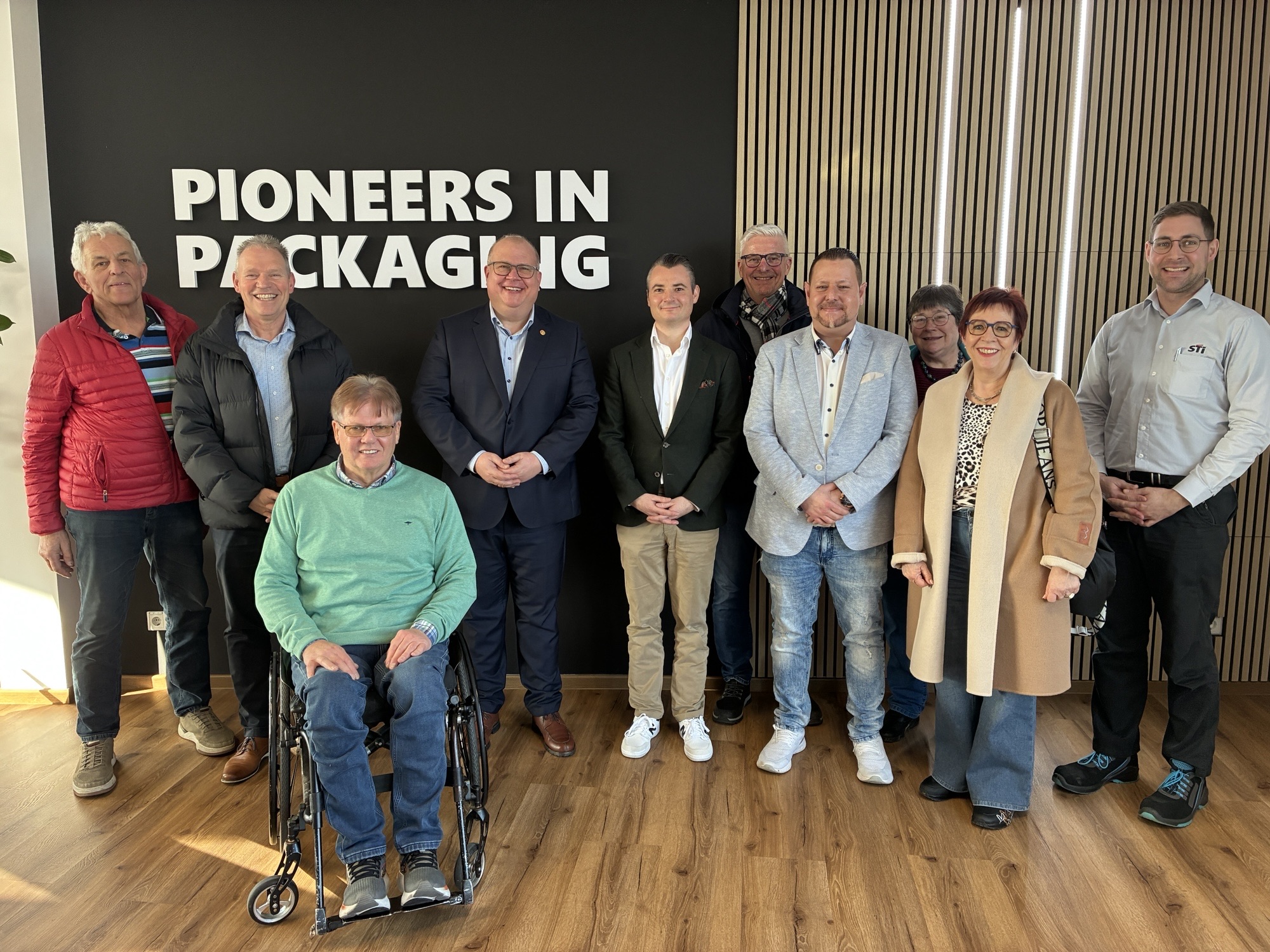 Die CDU-Delegation unter F�hrung von B�rgermeister Stephan Paule (4. v. l.) mit CEO Jakob Rinninger (5.v. l.) und Standortleiter Andr� Diehl (rechts).